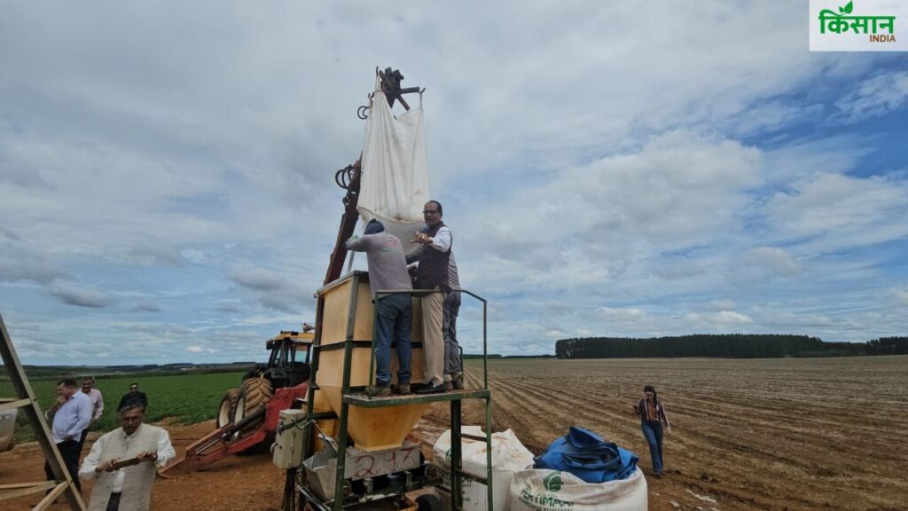 उन्होंने सुझाव देते हुए कहा की भारतीय कृषि अनुसंधान परिषद (ICAR) और ब्राजील की रिसर्च एजेंसियां मिलकर अच्छे बीज तैयार करें ताकि किसानों के फसलों की पैदावार बढ़ सके.  उन्होंने सुझाव देते हुए कहा की भारतीय कृषि अनुसंधान परिषद (ICAR) और ब्राजील की रिसर्च एजेंसियां मिलकर अच्छे बीज तैयार करें ताकि किसानों के फसलों की पैदावार बढ़ सके.