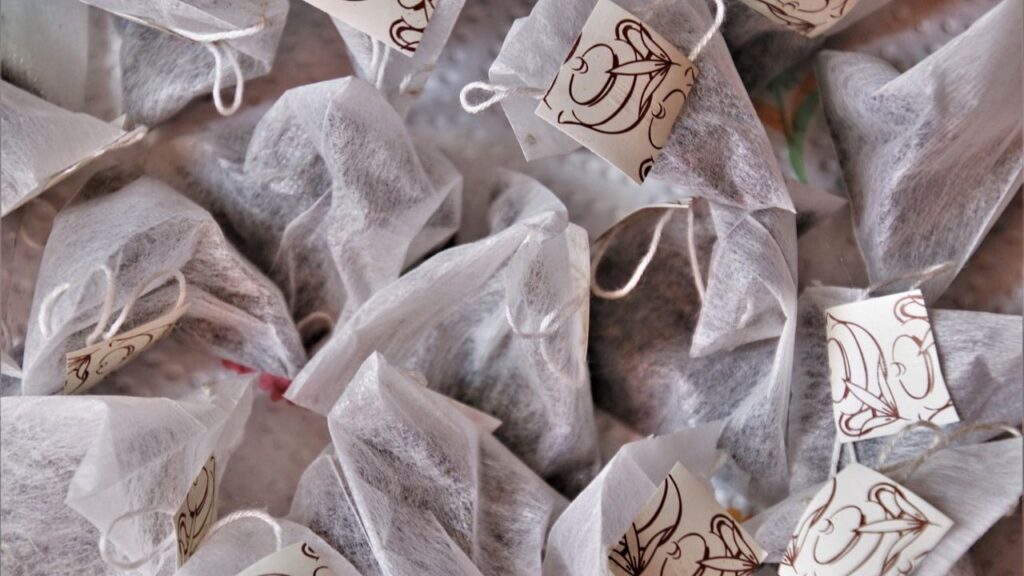 अगर ग्नैट्स (छोटे उड़ने वाले कीट) या मिट्टी में रहने वाले अन्य कीड़े परेशान कर रहे हों, तो साइट्रस यानी नींबू, संतरा वाले टी बैग्स को मिट्टी के पास रखें. इनमें मौजूद तेल कीटों को दूर भगाते हैं. वहीं, ग्रीन या ब्लैक टी बैग्स नमी मिट्टी की महक को छुपाकर कीटों को पास आने से रोकते हैं.