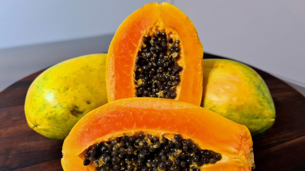 जब पपीता लगभग 70-80% पीला और हल्का नारंगी दिखे, तभी समझिए कि वो पूरी तरह से पकने के करीब है. अगर पपीते का ज्यादातर हिस्सा हरा है, तो वो अभी अधपका होगा और स्वाद में फीका लगेगा.
