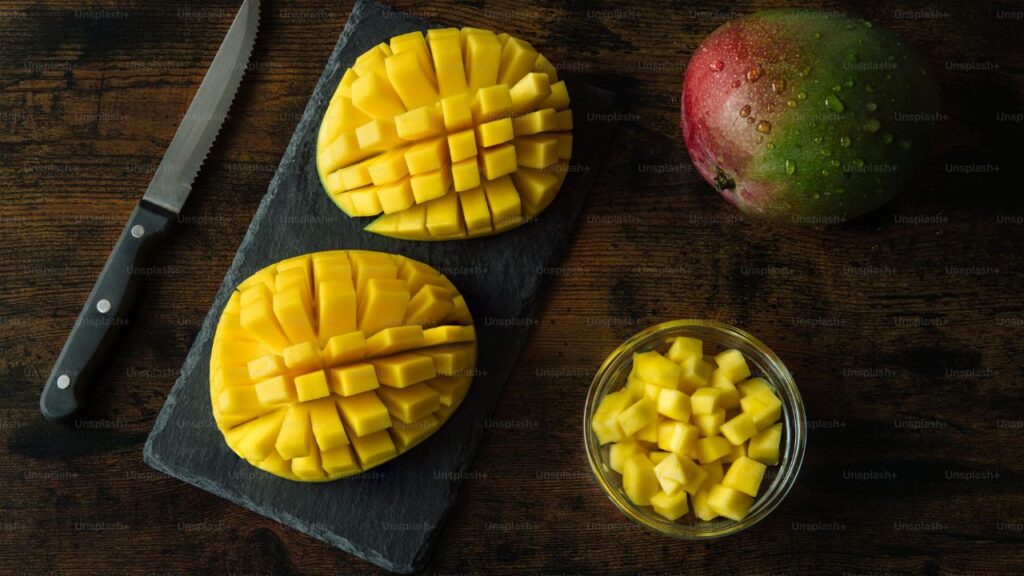 गर्मियों में 'फलों का राजा' आम हर किसी का पसंदीदा होता है. यह न सिर्फ स्वाद में लाजवाब होता है बल्कि इसमें विटामिन A, C और आयरन भरपूर होता है. आम शरीर को ऊर्जा देता है और पाचन शक्ति को बढ़ाता है. लेकिन ज्यादा मात्रा में न खाएं, वरना गर्मी बढ़ सकती है. गर्मियों में 'फलों का राजा' आम हर किसी का पसंदीदा होता है. यह न सिर्फ स्वाद में लाजवाब होता है बल्कि इसमें विटामिन A, C और आयरन भरपूर होता है. आम शरीर को ऊर्जा देता है और पाचन शक्ति को बढ़ाता है. लेकिन ज्यादा मात्रा में न खाएं, वरना गर्मी बढ़ सकती है.