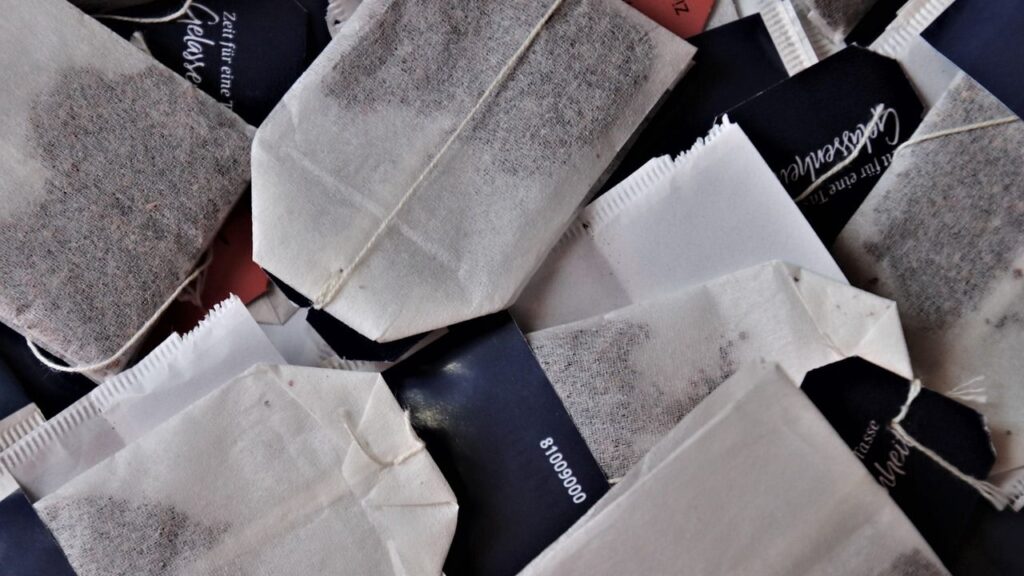 आप चाहें तो बगीचों में टी बैग्स के बॉर्डर बना कर कीटों को दूर रख सकते हैं. इसके अलावा टी बैग्स को कंपोस्ट की तरह भी इस्तेमाल किया जा सकता है. लेकिन ध्यान रखें कि सिर्फ वही टी बैग्स कंपोस्ट में जाएं जो बायोडिग्रेडेबल हों.  