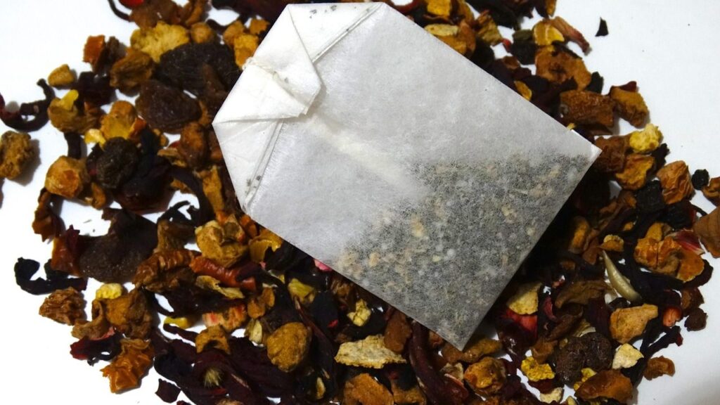 टी बैग्स को मिट्टी में डालने से यह धीरे-धीरे सड़ते हैं और नाइट्रोजन रिलीज करते है. जो मिट्टी की गुणवत्ता को  बेहतर करने के साथ पौधों की जड़ों को भी मजबूत करते हैं. लेकिन इसका इस्तेमाल नियमित रूप से करना बेहद जरूरी होता हैं.  