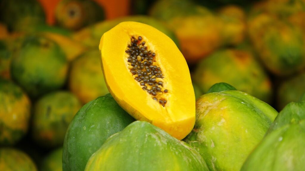 पपीता विटामिन C, कैरोटीन, फ्लावोनॉइड्स और फाइबर का अच्छा स्रोत है 100 ग्राम पपीते में सिर्फ 43 कैलोरी होती है, इसलिए यह वजन घटाने वालों के लिए भी आदर्श फल है.
