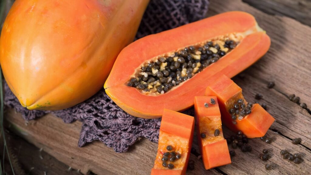 पपीता में मौजूद एंजाइम पाचन क्रिया को बेहतर बनाते हैं यह कब्ज की समस्या को दूर करता है और पेट को लंबे समय तक हल्का और साफ बनाए रखता है.
