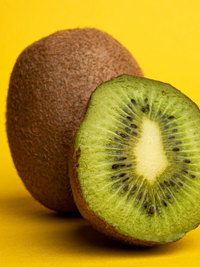 सोने से पहले खाएं ये फल, नींद की परेशानी हो जाएगी गायब!