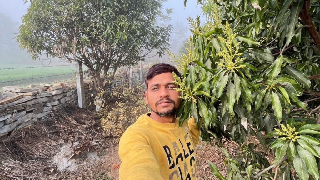 कन्हैयालाल धाकड़… नाम याद रखिए.ये वही नौजवान है जिसने पढ़ाई की, डिप्लोमा किया, मल्टीनेशनल कंपनियों में नौकरी की. लेकिन मशीनों की आवाजों के बीच उसे महसूस हुआ कि असली सुकून मिट्टी में है और उसी सुकून की तलाश में वो लौट आया राजस्थान के अपने छोटे से गांव भैरूखेड़ा. आज वही गांव उसकी पहचान है. जहां पांच बीघा जमीन में वो आम, मिर्च, लहसुन और सब्जियों की ऐसी खेती कर रहा है, जिसे देखने दूसरे किसान आते हैं. उसकी खेती अब मॉडल बन चुकी है. कन्हैयालाल धाकड़… नाम याद रखिए.ये वही नौजवान है जिसने पढ़ाई की, डिप्लोमा किया, मल्टीनेशनल कंपनियों में नौकरी की. लेकिन मशीनों की आवाजों के बीच उसे महसूस हुआ कि असली सुकून मिट्टी में है और उसी सुकून की तलाश में वो लौट आया राजस्थान के अपने छोटे से गांव भैरूखेड़ा. आज वही गांव उसकी पहचान है. जहां पांच बीघा जमीन में वो आम, मिर्च, लहसुन और सब्जियों की ऐसी खेती कर रहा है, जिसे देखने दूसरे किसान आते हैं. उसकी खेती अब मॉडल बन चुकी है.