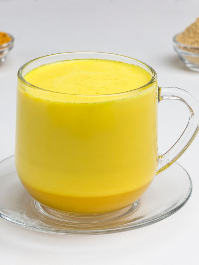 गोल्डन मिल्क पीने से मिलते हैं ये गजब फायदे, जानें!