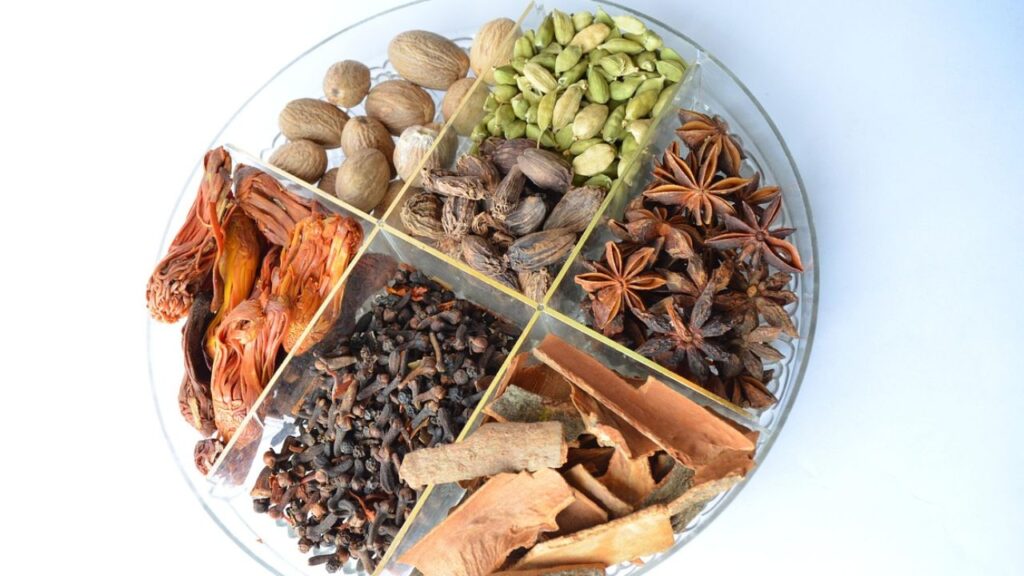 दुनिया भर में इलायची का उपयोग खाने-पीने, मिठाइयों और विभिन्न प्रकार के मसालों में किया जाता है. बाजार में यह काफी महंगी कीमत में मिलती है. इसे घर पर आसानी से उगा सकते है.  दुनिया भर में इलायची का उपयोग खाने-पीने, मिठाइयों और विभिन्न प्रकार के मसालों में किया जाता है. बाजार में यह काफी महंगी कीमत में मिलती है. इसे घर पर आसानी से उगा सकते है.