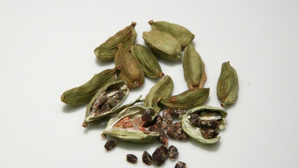 इसके नियमित सेवन से तनाव कम होता है और सांसो की दुर्गंध को दूर करने में मदद मिलती है. इसके साथ ही यह पेट की समस्या को दूर कर पाचन क्रिया को बेहतर बनाता है. इसके नियमित सेवन से तनाव कम होता है और सांसो की दुर्गंध को दूर करने में मदद मिलती है. इसके साथ ही यह पेट की समस्या को दूर कर पाचन क्रिया को बेहतर बनाता है.