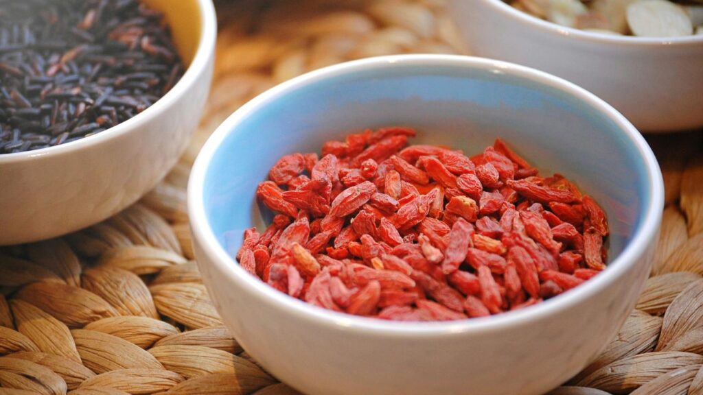 हर साल सर्दियों के दौरान इसकी कटाई-छंटाई (प्रूनिंग) करें. ताकि इनकी ग्रोथ और पैदावार अच्छी हो सकें. वहीं इसके फूल आने के बाद करीब एक महीने में फल पककर लाल रंग के हो जाते हैं. हर साल सर्दियों के दौरान इसकी कटाई-छंटाई (प्रूनिंग) करें. ताकि इनकी ग्रोथ और पैदावार अच्छी हो सकें. वहीं इसके फूल आने के बाद करीब एक महीने में फल पककर लाल रंग के हो जाते हैं.