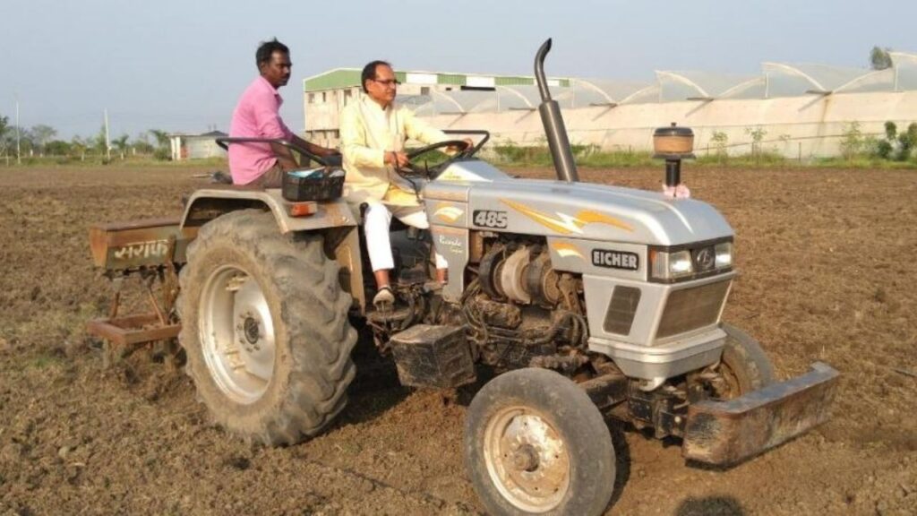 खेत में खुद ट्रैक्टर चलाते दिखे कृषि मंत्री शिवराज सिंह चौहान. बोले- मैं सिर्फ मंत्री नहीं, एक किसान भी हूं और ये मेरा फर्ज है कमैं खेत की मिट्टी से जुड़ा रहूं.
