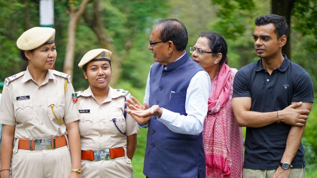 वन दुर्गा' असल में वह बहादुर महिला रेंजर और वन अधिकारी हैं जो जंगलों की रक्षा में दिन-रात जुटी रहती हैं. केंद्रीय मंत्री ने उनके साहस, समर्पण और सेवा भावना को काफी सराहा. वन दुर्गा' असल में वह बहादुर महिला रेंजर और वन अधिकारी हैं जो जंगलों की रक्षा में दिन-रात जुटी रहती हैं. केंद्रीय मंत्री ने उनके साहस, समर्पण और सेवा भावना को काफी सराहा.