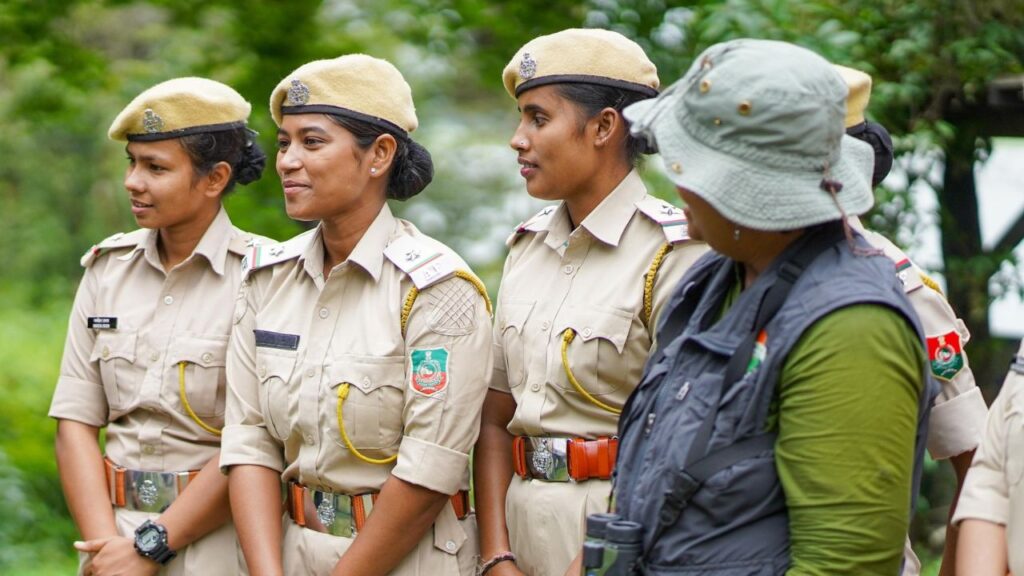 ये महिलाएं न सिर्फ जंगल में निगरानी करती हैं बल्कि शिकारियों से मुकाबला, और मुश्किल परिस्थितियों में भी बिना डरे अपने कर्तव्यों का पालन कर पूरी निष्ठा से अंजाम देती हैं. ये महिलाएं न सिर्फ जंगल में निगरानी करती हैं बल्कि शिकारियों से मुकाबला, और मुश्किल परिस्थितियों में भी बिना डरे अपने कर्तव्यों का पालन कर पूरी निष्ठा से अंजाम देती हैं.