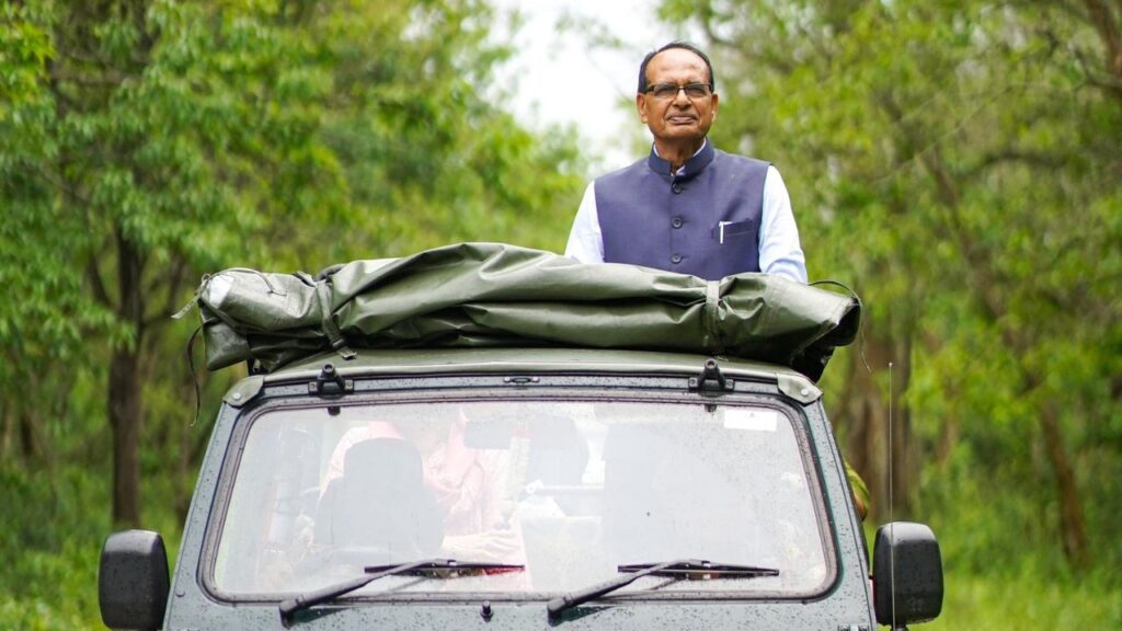 केंद्रीय मंत्री शिवराज चौहान ने इन महिला वन अधिकारियों से बात करते हुए कहा कि 'आप सब असली नायिका हैं. देश को आप पर गर्व है जंगलों और वन्य जीवों की रक्षा के लिए आपका योगदान अमूल्य है.' केंद्रीय मंत्री शिवराज चौहान ने इन महिला वन अधिकारियों से बात करते हुए कहा कि 'आप सब असली नायिका हैं. देश को आप पर गर्व है जंगलों और वन्य जीवों की रक्षा के लिए आपका योगदान अमूल्य है.'