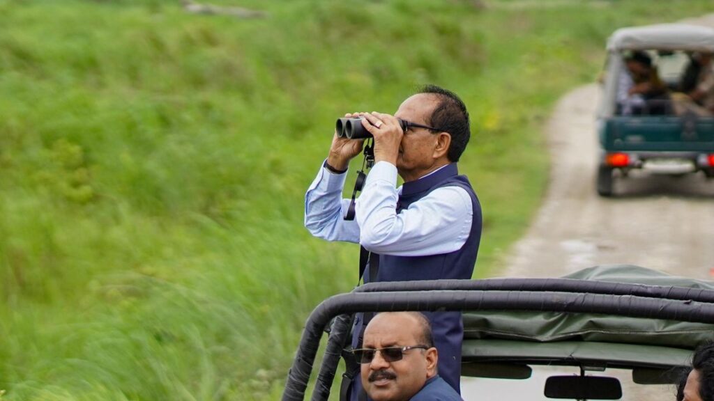 साथ ही उन्होंने ये भी कहा कि सरकार नारी शक्ति को आगे बढ़ाने के लिए प्रतिबद्ध है और ऐसी वीरांगनाओं को हरसंभव सहयोग दिया जाएगा. मंत्री ने ‘वन दुर्गा’ टीम के साथ समय बिताया, उनके अनुभव सुने और उनको आवश्यक संसाधनों देने की बात कही. साथ ही उन्होंने ये भी कहा कि सरकार नारी शक्ति को आगे बढ़ाने के लिए प्रतिबद्ध है और ऐसी वीरांगनाओं को हरसंभव सहयोग दिया जाएगा. मंत्री ने ‘वन दुर्गा’ टीम के साथ समय बिताया, उनके अनुभव सुने और उनको आवश्यक संसाधनों देने की बात कही.