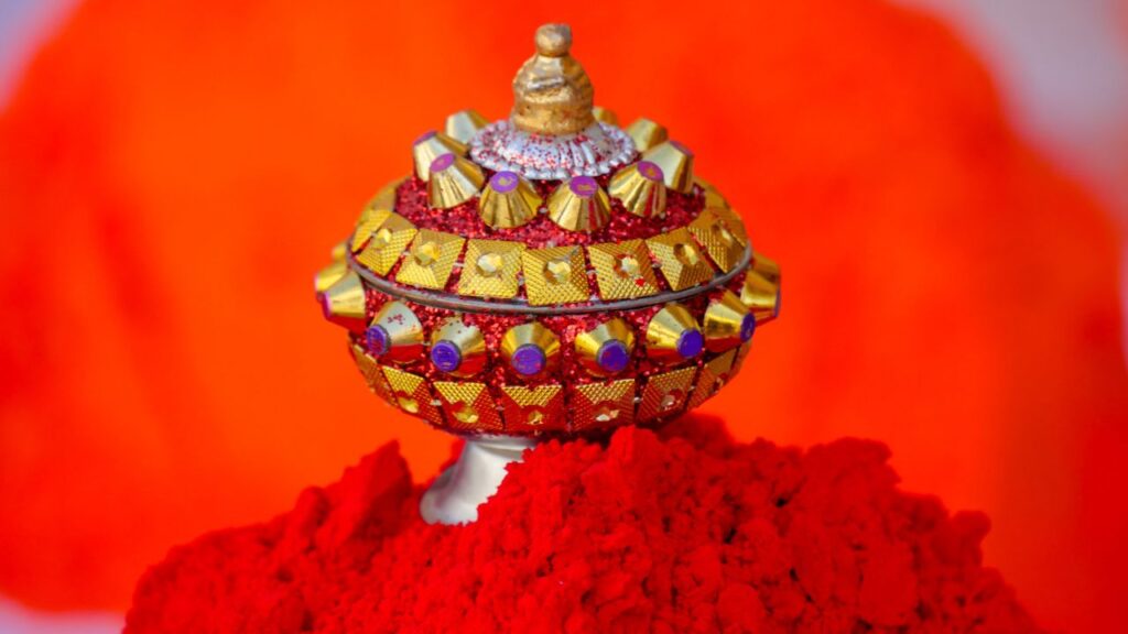 अधिकांश लोग मानते हैं कि सिंदूर एक केमिकल रंग है लेकिन यह नेचुरल रूप से एक खास फल 'अन्नाटा' या 'लिपस्टिक फल' (Annatto/Bixa Orellana) के बीज से तैयार किया जाता है. इसके बीजों की बाहरी परत में गहरा लाल रंग मौजूद होता है, जिससे सिंदूर तैयार किया जाता है. यह फल मुख्य रूप से झाड़ीदार पेड़ में उगता है.