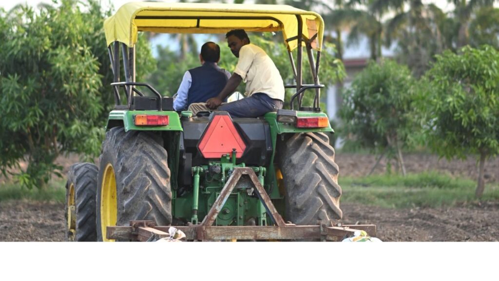 कृषि मंत्री बोले कि मेरा काम सिर्फ नीति बनाना नहीं, किसानों के साथ कंधे से कंधा मिलाकर चलना भी है. सरकार कागज पर नहीं, खेत की हकीकत में काम कर रही है.