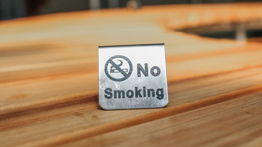 इस खतरे को रोकने के लिए व्यापक जागरूकता फैलाना, कड़े नियम लागू करना और उनके सही तरीके से काम करने पर ध्यान देना जरूरी है ताकि आने वाली पीढ़ी इस नशे से बच सके.