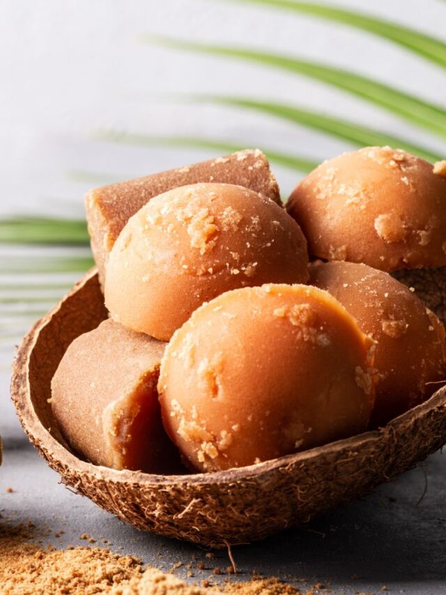 कम करना है वजन तो रात में खाएं गुड़, होंगे गजब के  फायदें