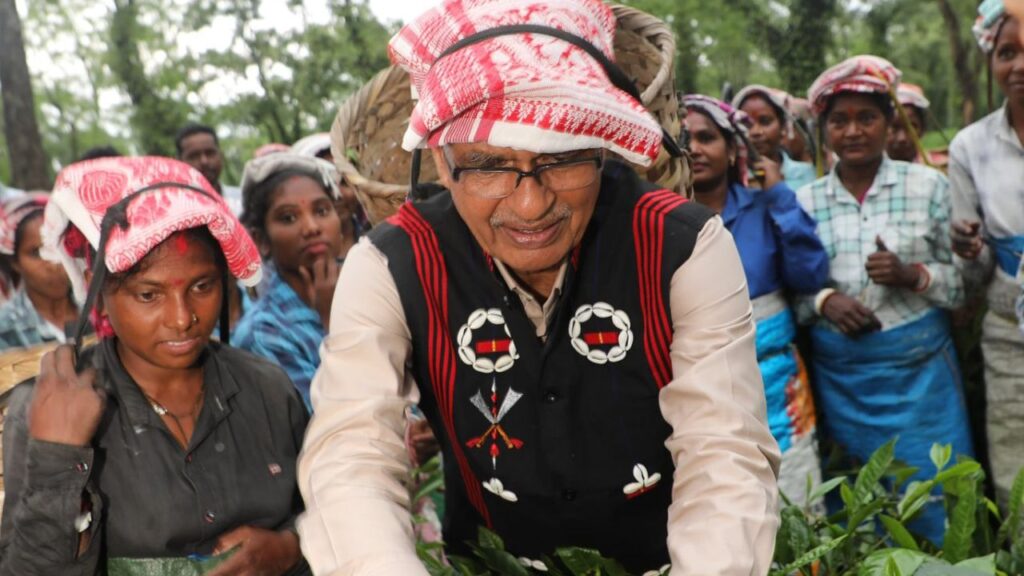 इस दौरे के जरिए उन्होंने एक बड़ा संदेश दिया कि अगर हमें देश को आगे बढ़ाना है, तो हमें हर उस हाथ को सम्मान देना होगा जो विकास की नींव रखता है चाय बागानों की महिलाएं इस बात की मिसाल हैं कि परिश्रम, लगन और आत्मविश्वास से कोई भी मंजिल हासिल की जा सकती है. इस दौरे के जरिए उन्होंने एक बड़ा संदेश दिया कि अगर हमें देश को आगे बढ़ाना है, तो हमें हर उस हाथ को सम्मान देना होगा जो विकास की नींव रखता है चाय बागानों की महिलाएं इस बात की मिसाल हैं कि परिश्रम, लगन और आत्मविश्वास से कोई भी मंजिल हासिल की जा सकती है.