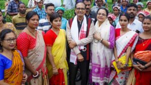 चाय की हर पत्ती में छुपी है मेहनत की खुशबू, कृषि मंत्री ने खुद तोड़ीं पत्तियां