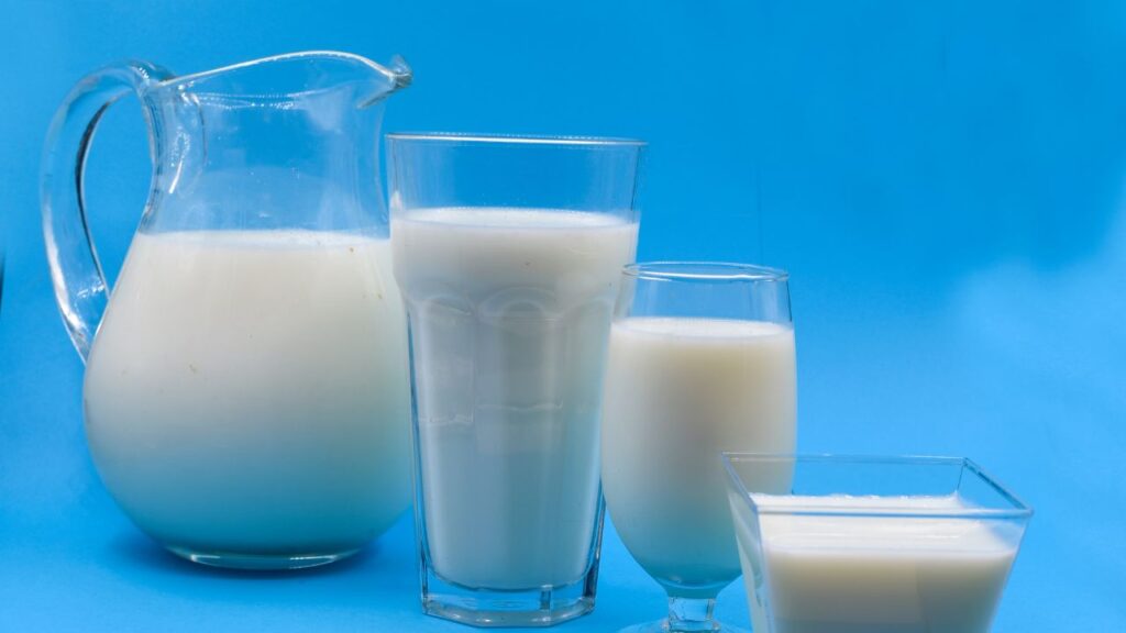 असली दूध को जब धीमी आंच पर 2–3 घंटे तक उबाला जाए, तो वह क्रीमी और सख्त होकर दही जैसा बन जाता है. अगर दूध गाढ़ा होने पर रुखा या दानेदार दिखे, तो उसमें स्टार्च या मिलावट हो सकती है. असली दूध को जब धीमी आंच पर 2–3 घंटे तक उबाला जाए, तो वह क्रीमी और सख्त होकर दही जैसा बन जाता है. अगर दूध गाढ़ा होने पर रुखा या दानेदार दिखे, तो उसमें स्टार्च या मिलावट हो सकती है.