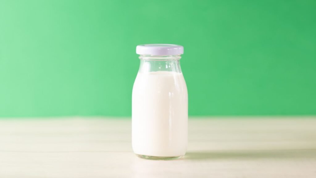 शुद्ध दूध का रंग हमेशा सफेद और चमकदार होता है. अगर दूध उबालने या फ्रिज में रखने के बाद पीला हो जाए, तो समझ लें उसमें पानी या यूरिया जैसे हानिकारक पदार्थ मिलाए गए हैं. शुद्ध दूध का रंग हमेशा सफेद और चमकदार होता है. अगर दूध उबालने या फ्रिज में रखने के बाद पीला हो जाए, तो समझ लें उसमें पानी या यूरिया जैसे हानिकारक पदार्थ मिलाए गए हैं.