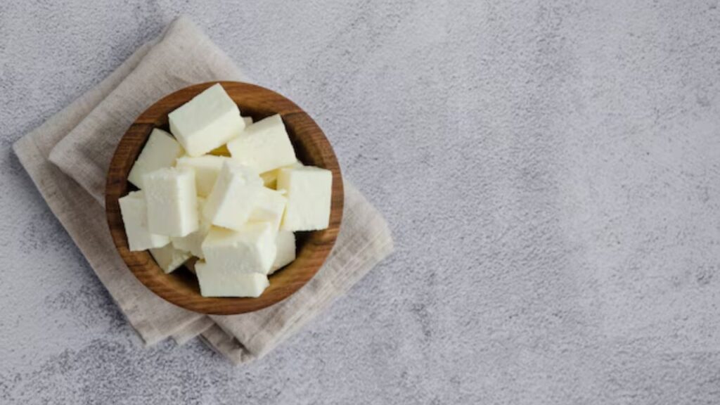 असली पनीर को गर्म पानी में डालने पर वह अपनी ठोस बनावट बनाए रखता है, पानी में कोई चिकनाहट या झाग नहीं बनता और उसका रंग और खुशबू सामान्य रहती है.