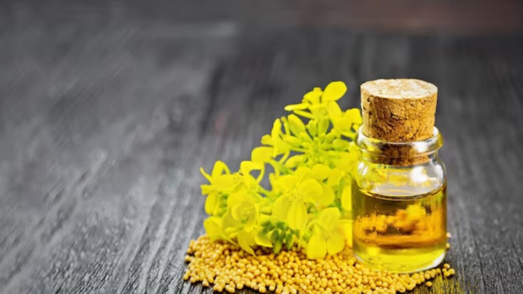 सरसों का तेल एक कटोरी में निकालकर 4-5 घंटे के लिए फ्रिज में रख दें. अगर तेल जम जाए और उसमें सफेद रंग के धब्बे नजर आएं तो समझ जाइए कि इसमें मिलावट है. शुद्ध सरसों का तेल कभी इस तरह से नहीं जमता. सरसों का तेल एक कटोरी में निकालकर 4-5 घंटे के लिए फ्रिज में रख दें. अगर तेल जम जाए और उसमें सफेद रंग के धब्बे नजर आएं तो समझ जाइए कि इसमें मिलावट है. शुद्ध सरसों का तेल कभी इस तरह से नहीं जमता.