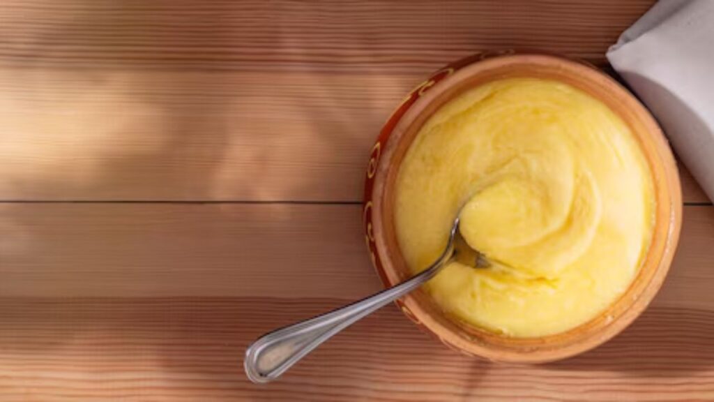 जब अच्छी मात्रा में मलाई जमा हो जाए, तो उसे हल्का गर्म करें. फिर ठंडा होने पर उसमें 1-2 चम्मच दही डालें और उसे 8-10 घंटे के लिए ढककर किसी गरम जगह पर जमने के लिए रख दें. यह दही की तरह जम जाएगा और मक्खन निकालने के लिए तैयार होगा. जब अच्छी मात्रा में मलाई जमा हो जाए, तो उसे हल्का गर्म करें. फिर ठंडा होने पर उसमें 1-2 चम्मच दही डालें और उसे 8-10 घंटे के लिए ढककर किसी गरम जगह पर जमने के लिए रख दें. यह दही की तरह जम जाएगा और मक्खन निकालने के लिए तैयार होगा.