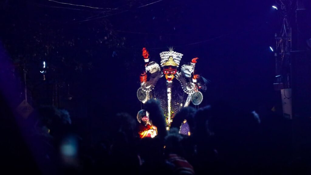 गुप्त नवरात्रि को ‘गुप्त’ इसलिए कहा जाता है क्योंकि इसकी पूजा और साधना प्रकट रूप में नहीं, बल्कि एकांत और ध्यानमग्न स्थिति में की जाती है. यह नवरात्रि तांत्रिक और गूढ़ साधनाओं के लिए जानी जाती है, जहां साधक आंतरिक शक्ति और मां दुर्गा से आत्मिक जुड़ाव पाते हैं. गुप्त नवरात्रि को ‘गुप्त’ इसलिए कहा जाता है क्योंकि इसकी पूजा और साधना प्रकट रूप में नहीं, बल्कि एकांत और ध्यानमग्न स्थिति में की जाती है. यह नवरात्रि तांत्रिक और गूढ़ साधनाओं के लिए जानी जाती है, जहां साधक आंतरिक शक्ति और मां दुर्गा से आत्मिक जुड़ाव पाते हैं.