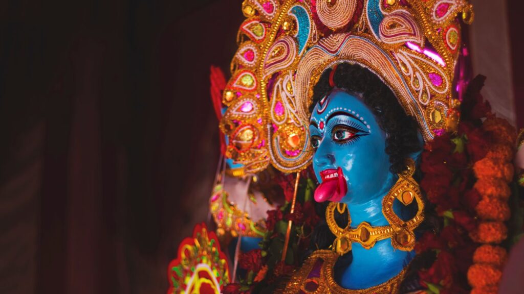 इस पावन समय में दुर्गा सप्तशती, अर्गला स्तोत्र, कवच और दुर्गा चालीसा का नियमित पाठ करने से साधक के भीतर सकारात्मक ऊर्जा उत्पन्न होती है. यह पाठ आत्मबल बढ़ाता है और नकारात्मक शक्तियों से रक्षा करता है. विशेष रूप से रात्रि में किया गया पाठ अत्यंत फलदायी होता है.