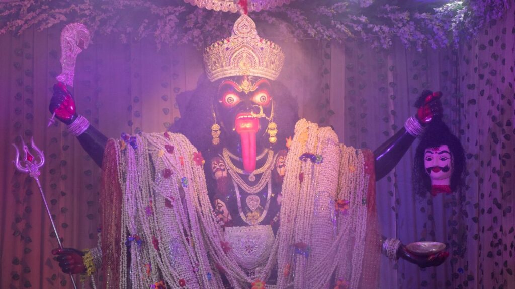 गुप्त नवरात्रि में माता दुर्गा के दस रौद्र रूपों, काली, तारा, त्रिपुर सुंदरी, भैरवी, बगलामुखी आदि की साधना की जाती है. यह साधना तंत्र और सिद्धि की दृष्टि से बेहद प्रभावशाली मानी जाती है. हालांकि, ये शक्तियां अत्यंत शक्तिशाली होती हैं, इसलिए बिना किसी अनुभवी गुरु के मार्गदर्शन के गृहस्थ लोगों को इनकी साधना से बचना चाहिए.