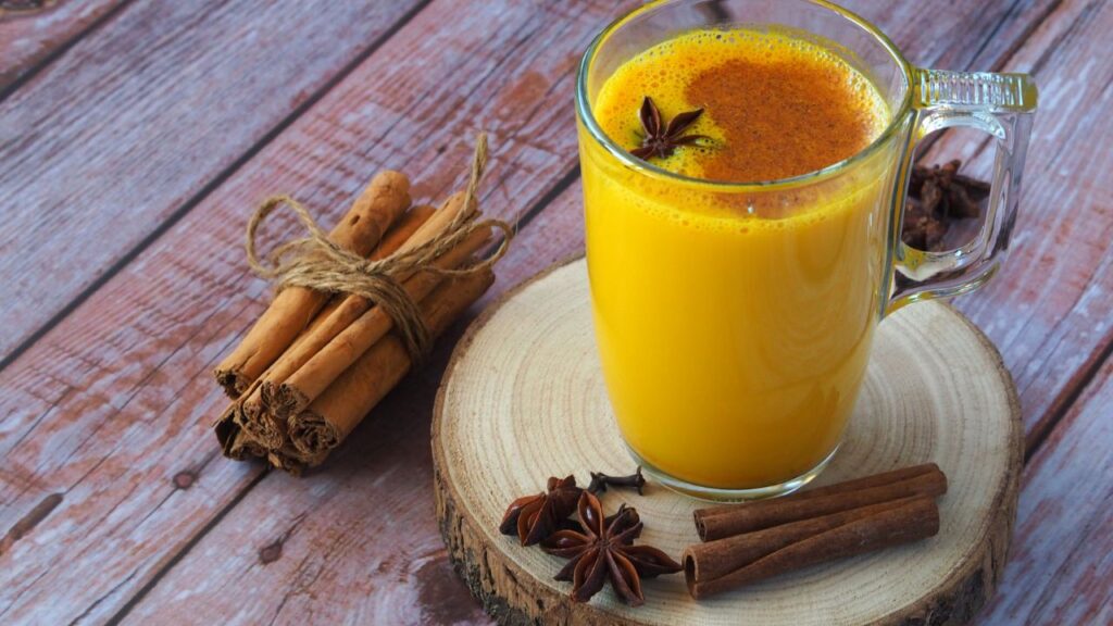 बारिश के मौसम में पेट में गैस, अपच और संक्रमण की संभावना बढ़ जाती है. हल्दी वाला दूध पेट के लिए बेहद फायदेमंद होता है. यह आंतों को साफ करता है, पाचन क्रिया को बेहतर बनाता है और कब्ज जैसी समस्याओं से राहत दिलाता है.