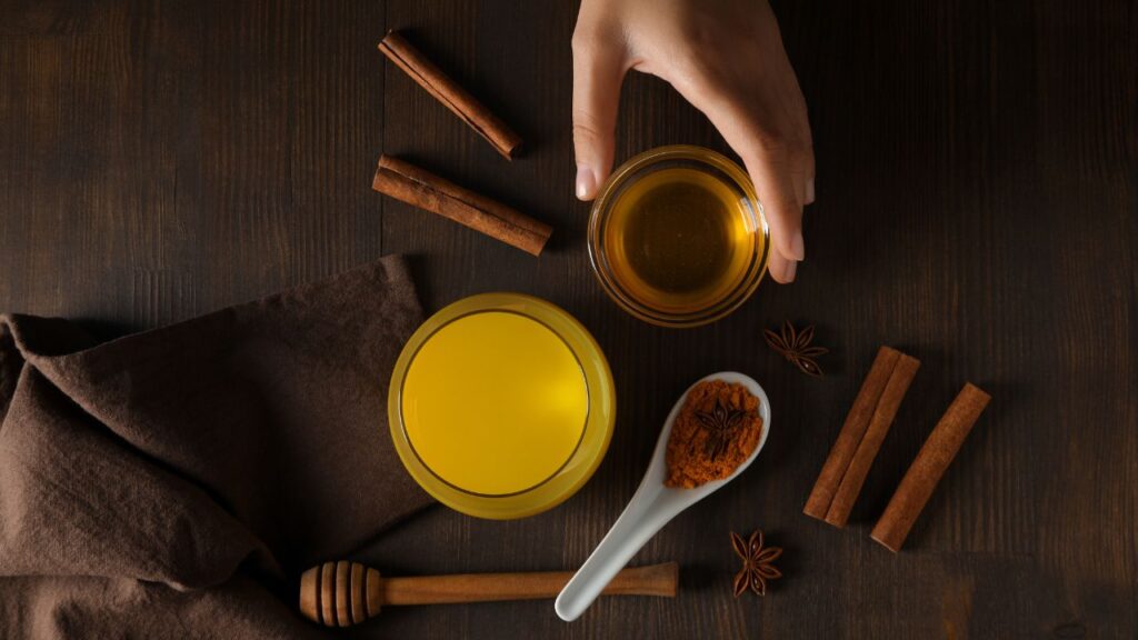 हल्दी वाला दूध महिलाओं के लिए बहुत फायदेमंद है. यह पीरियड्स के दौरान होने वाले दर्द को कम करता है, हार्मोन बैलेंस करता है और मूड बेहतर बनाता है. साथ ही यह स्किन की सेहत सुधारता है और बॉडी को गर्म बनाए रखता है.