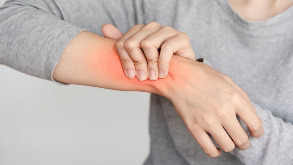 काली मिर्च में एंटी-इंफ्लेमेटरी गुण होते हैं, जो शरीर में सूजन और दर्द को कम करने में मदद करते हैं. गठिया, मांसपेशियों की अकड़न और जोड़ों के दर्द में यह काफी लाभकारी साबित होती है. काली मिर्च में एंटी-इंफ्लेमेटरी गुण होते हैं, जो शरीर में सूजन और दर्द को कम करने में मदद करते हैं. गठिया, मांसपेशियों की अकड़न और जोड़ों के दर्द में यह काफी लाभकारी साबित होती है.