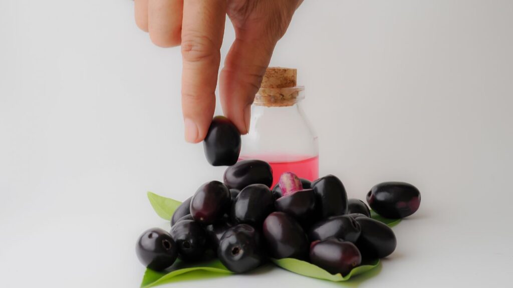 इन बीजों में मौजूद आयरन और विटामिन-सी शरीर में खून की कमी को दूर करते हैं. यह रेड ब्लड सेल्स की संख्या बढ़ाते हैं, जिससे शरीर में ऑक्सीजन का प्रवाह बेहतर होता है और थकान कम लगती है. इन बीजों में मौजूद आयरन और विटामिन-सी शरीर में खून की कमी को दूर करते हैं. यह रेड ब्लड सेल्स की संख्या बढ़ाते हैं, जिससे शरीर में ऑक्सीजन का प्रवाह बेहतर होता है और थकान कम लगती है.