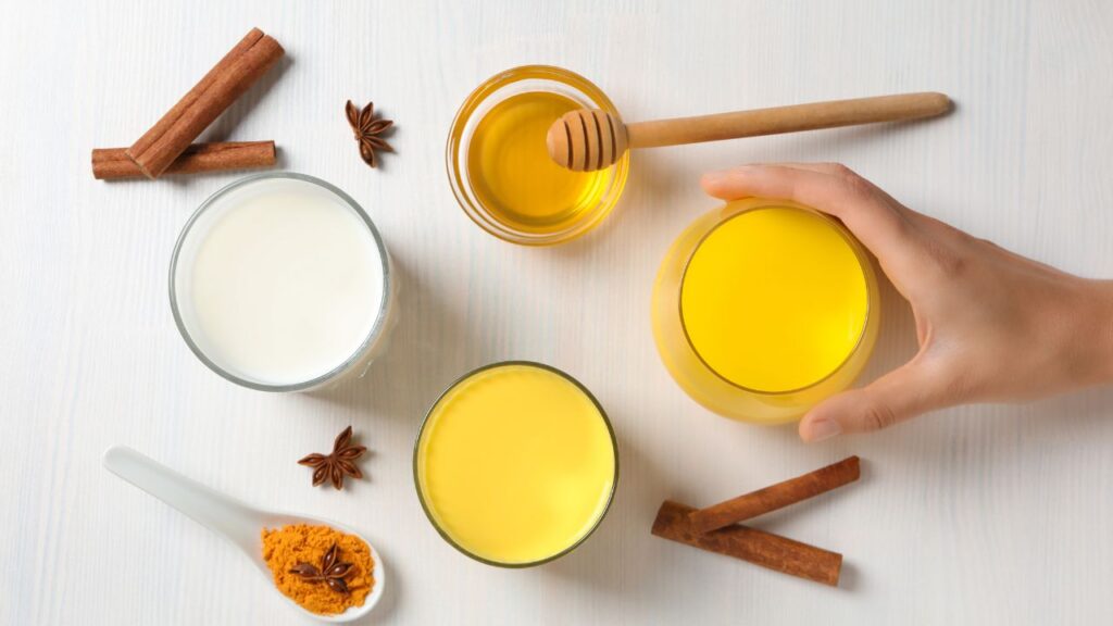 हल्दी वाला दूध बनाने के लिए एक गिलास दूध लें. उसमें आधा से एक चम्मच शुद्ध हल्दी पाउडर मिलाएं. कुछ देर उबालें और फिर गुनगुना होने पर पिएं. चाहें तो स्वाद के लिए थोड़ा शहद भी मिला सकते हैं. (Disclaimer: इस खबर में दी गई जानकारी केवल सामन्य ज्ञान पर आधारित है.)