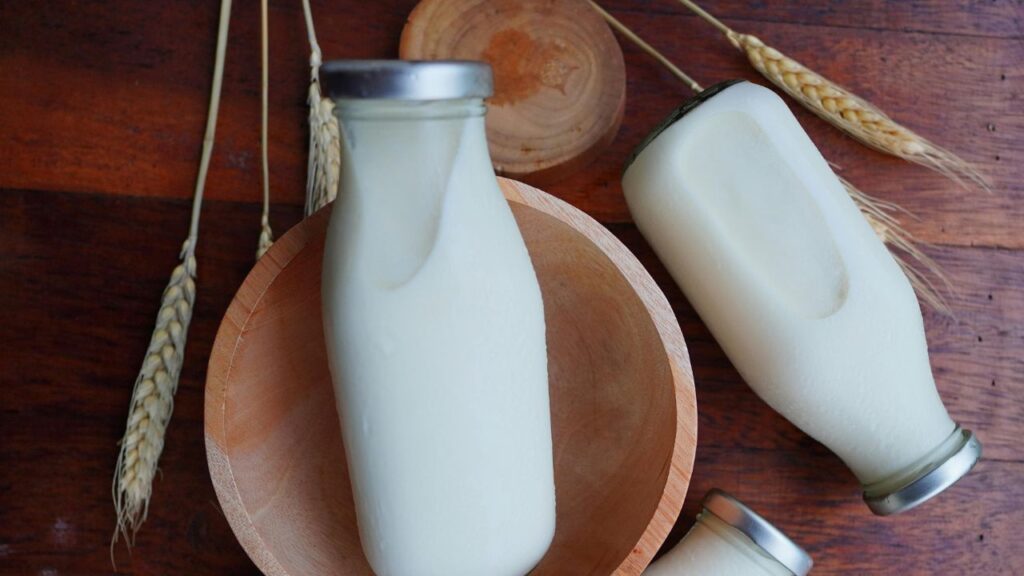 एक बूंद दूध को उंगली पर डालें. शुद्ध दूध गाढ़ा होता है और धीरे-धीरे बहता है, जबकि मिलावटी दूध (जिसमें पानी मिलाया गया हो) पतला होता है और तुरंत फैल जाता है. एक बूंद दूध को उंगली पर डालें. शुद्ध दूध गाढ़ा होता है और धीरे-धीरे बहता है, जबकि मिलावटी दूध (जिसमें पानी मिलाया गया हो) पतला होता है और तुरंत फैल जाता है.