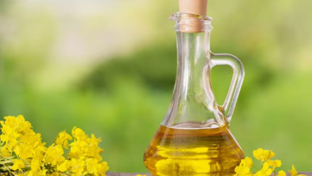 खाना बनाते समय अगर सरसों का तेल खाने में एक तीखा स्वाद और कच्ची गंध छोड़ता है, तो वह असली होता है. नकली या मिलावटी तेल से बना खाना बेस्वाद और फ्लेवरहीन लगता है. आज के समय में जब मिलावट हर चीज में बढ़ती जा रही है, तो ये छोटे-छोटे घरेलू टेस्ट आपकी सेहत को सुरक्षित रखने में काम आ सकते हैं.  खाना बनाते समय अगर सरसों का तेल खाने में एक तीखा स्वाद और कच्ची गंध छोड़ता है, तो वह असली होता है. नकली या मिलावटी तेल से बना खाना बेस्वाद और फ्लेवरहीन लगता है. आज के समय में जब मिलावट हर चीज में बढ़ती जा रही है, तो ये छोटे-छोटे घरेलू टेस्ट आपकी सेहत को सुरक्षित रखने में काम आ सकते हैं.