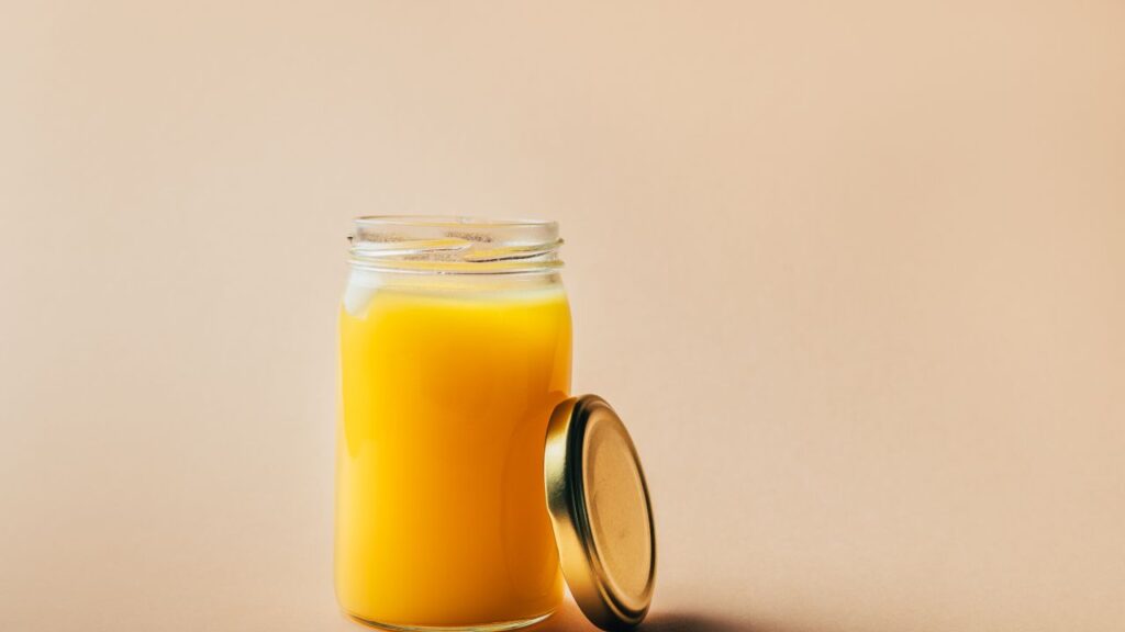 A2 लेबल लगाकर वही घी जो सामान्य तौर पर ₹600-₹1000 प्रति किलो मिलता है, ₹2000-₹3000 तक बेचा जा रहा है. विशेषज्ञ इसे सिर्फ लोगों को भ्रमित करने की रणनीति मानते हैं. A2 लेबल लगाकर वही घी जो सामान्य तौर पर ₹600-₹1000 प्रति किलो मिलता है, ₹2000-₹3000 तक बेचा जा रहा है. विशेषज्ञ इसे सिर्फ लोगों को भ्रमित करने की रणनीति मानते हैं.