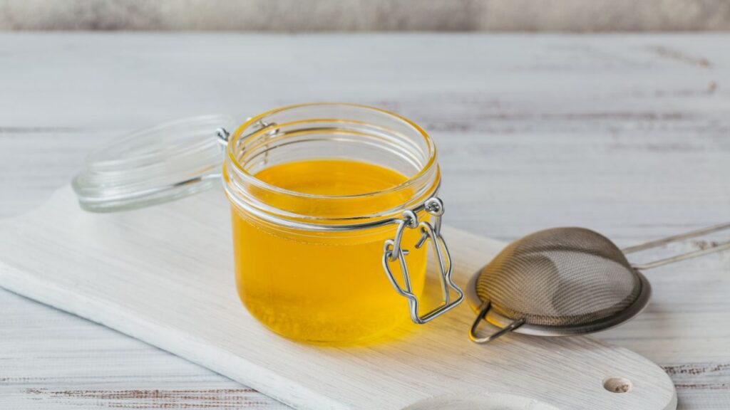 भारत की फूड सेफ्टी अथॉरिटी FSSAI ने A1 और A2 लेबलिंग को फूड सेफ्टी एक्ट, 2006 का उल्लंघन बताया था और कंपनियों को ऐसी लेबलिंग से मना किया था. हालांकि बाद में यह एडवाइजरी हटा ली गई, लेकिन ये भ्रम अभी भी कायम है. भारत की फूड सेफ्टी अथॉरिटी FSSAI ने A1 और A2 लेबलिंग को फूड सेफ्टी एक्ट, 2006 का उल्लंघन बताया था और कंपनियों को ऐसी लेबलिंग से मना किया था. हालांकि बाद में यह एडवाइजरी हटा ली गई, लेकिन ये भ्रम अभी भी कायम है.