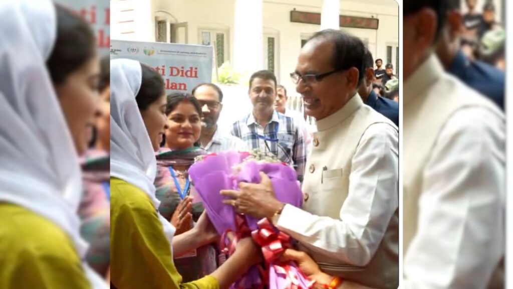 केंद्रीय मंत्री शिवराज सिंह चौहान ने श्रीनगर के शेर-ए-कश्मीर कृषि विज्ञान और प्रौद्योगिकी विश्वविद्यालय (SKUAST-K) में सेब, केसर और बागवानी ब्लॉकों का दौरा किया.