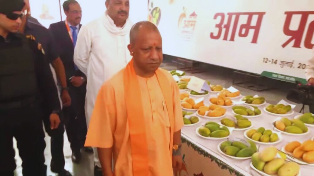 सीएम योगी ने दशहरी, लंगड़ा, गवर्जीत, आम्रपाली और रटोल जैसी खास किस्मों के आमों की स्टॉल पर जाकर जानकारी ली. उन्होंने कहा कि हमारे आम वैश्विक पहचान बना सकते हैं. सीएम योगी ने दशहरी, लंगड़ा, गवर्जीत, आम्रपाली और रटोल जैसी खास किस्मों के आमों की स्टॉल पर जाकर जानकारी ली. उन्होंने कहा कि हमारे आम वैश्विक पहचान बना सकते हैं.