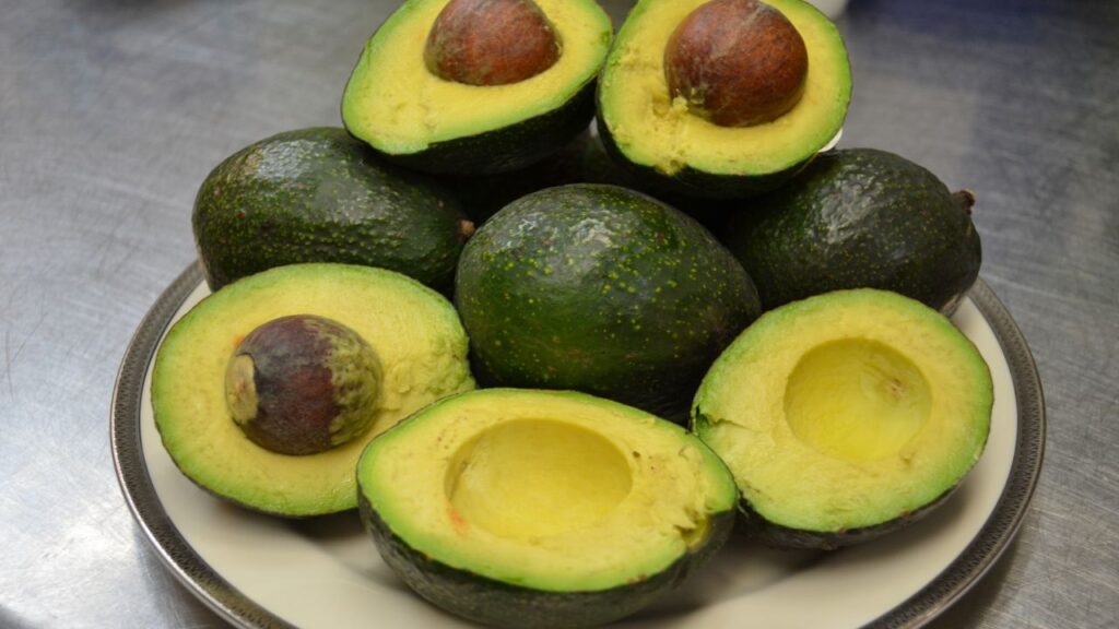 एवोकाडो के बीज में प्रोटीन, फाइबर और कई पोषक तत्व पाए जाते हैं. बीज को काटकर उबालें और तैयार करें हेल्दी हर्बल टी. यह चाय पाचन में सहायक होती है और पेट की सूजन कम करती है.