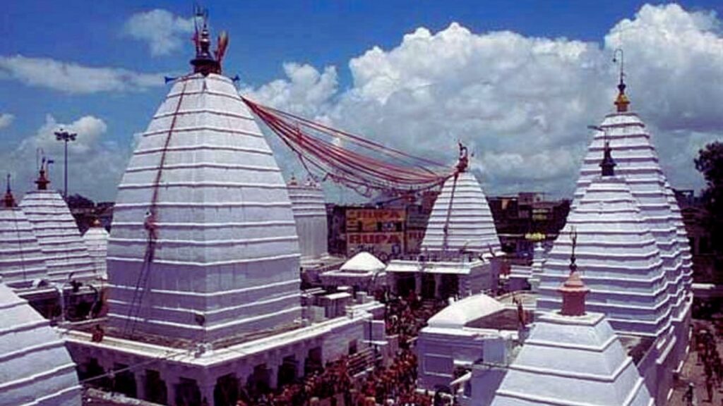 देवघर का श्रावणी मेला विश्व का एकमात्र ऐसा धार्मिक मेला है, जो पूरे एक महीने तक चलता है. सावन के महीने में यहां लाखों श्रद्धालु “बोल बम” के जयकारे के साथ 105 किलोमीटर की पैदल यात्रा करते हैं और बाबा वैद्यनाथ को गंगाजल अर्पित करते हैं.