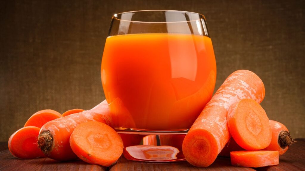 गाजर का जूस – गाजर में बीटा-कैरोटीन, विटामिन A और C प्रचुर मात्रा में पाए जाते हैं. इसका जूस पीने से न केवल स्किन हेल्दी रहती है, बल्कि मानसून में होने वाली वायरल बीमारियों से भी बचाव होता है.