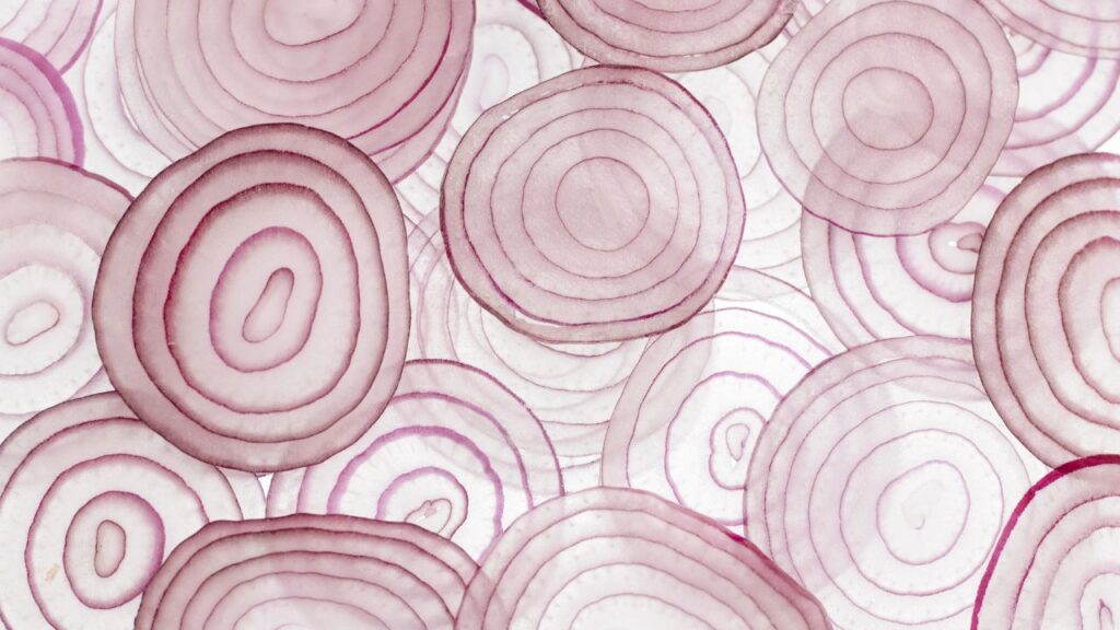 क्वेरसेटिन जैसे एंटीऑक्सीडेंट्स एलडीएल कोलेस्ट्रॉल और ब्लड प्रेशर कम करते हैं. प्याज का सेवन हार्ट डिजीज के खतरे को घटाता है और होमोसिस्टीन का लेवल नियंत्रित करता है.