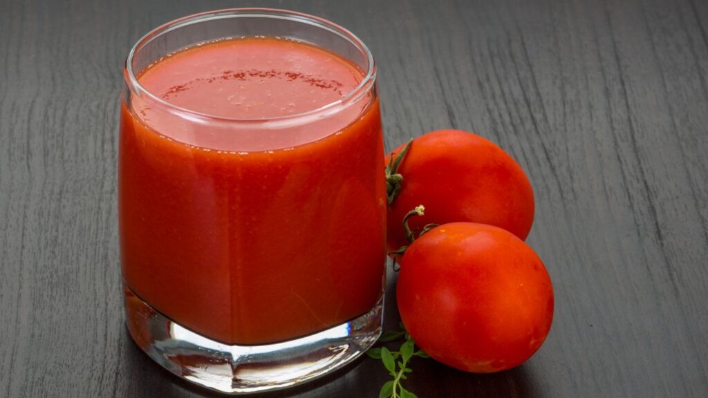 टमाटर का जूस – टमाटर में लाइकोपीन, विटामिन C और पोटैशियम होता है जो फ्री रेडिकल्स से लड़ता है. मानसून में इसका जूस पीने से सर्दी-खांसी जैसी समस्याओं से राहत मिलती है और स्किन भी चमकदार बनती है.