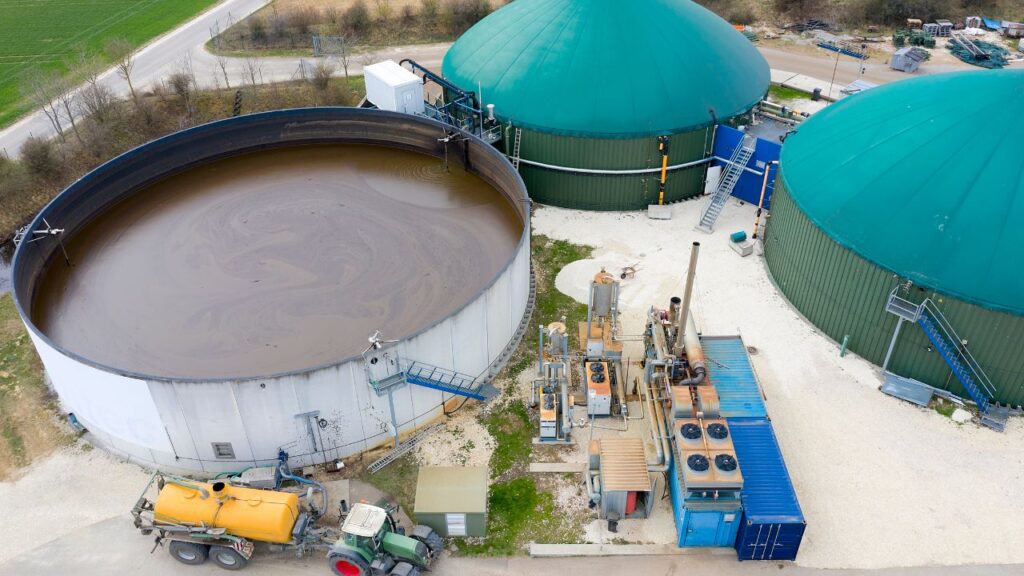 बायोगैस प्लांट से गैस के साथ-साथ उत्तम गुणवत्ता की जैविक खाद भी मिलती है. किसान इसे बेचकर अतिरिक्त आमदनी कमा सकते हैं. सरकार इसके लिए सब्सिडी और तकनीकी सहायता भी देती है. बायोगैस प्लांट से गैस के साथ-साथ उत्तम गुणवत्ता की जैविक खाद भी मिलती है. किसान इसे बेचकर अतिरिक्त आमदनी कमा सकते हैं. सरकार इसके लिए सब्सिडी और तकनीकी सहायता भी देती है.